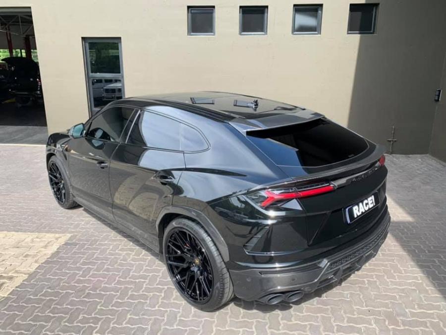  Lamborghini Urus by RACE! 2019 года  (фото 16 из 21)